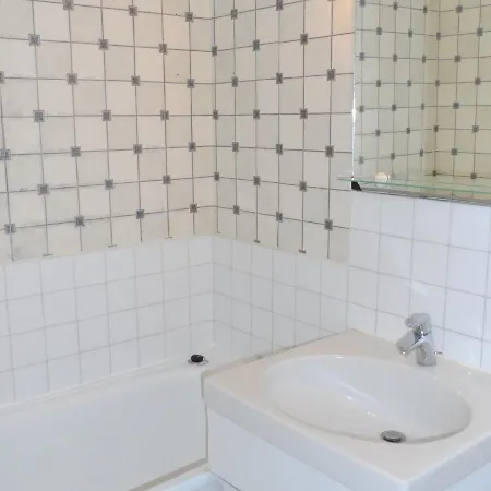 Appartement 2 Pieces Avec Balcon Ensoleille Pres De L'hippodrome De - Fr-1-487-297 *