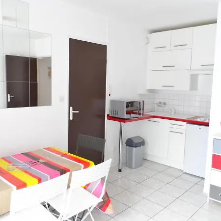 Appartement 2 Pieces Avec Balcon Ensoleille Pres De L'hippodrome De - Fr-1-487-297 *