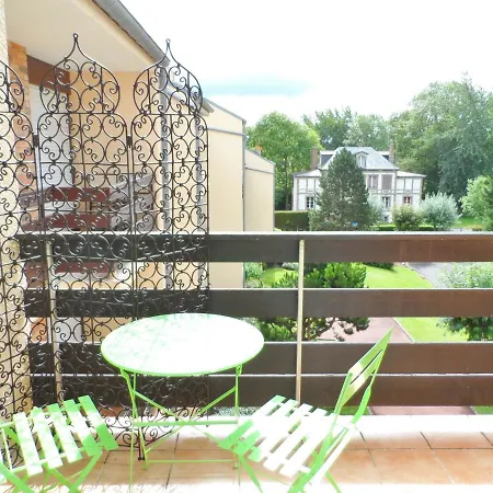 Appartement 2 Pieces Avec Balcon Ensoleille Pres De L'hippodrome De - Fr-1-487-297