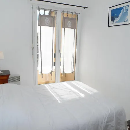 2 Pièces Avec Balcon Ensoleillé Près De L'hippodrome De - Fr-1-487-297