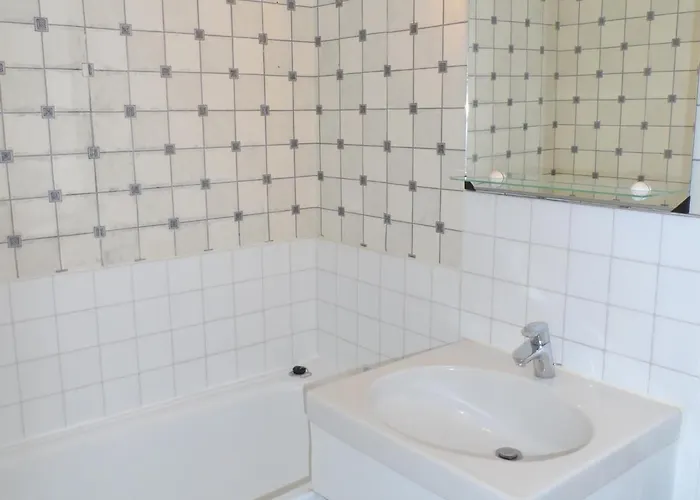 Apartamento 2 Pieces Avec Balcon Ensoleille Pres De L'hippodrome De - Fr-1-487-297 *